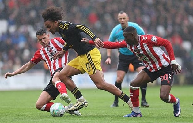 Joshua Zirkzee thất vọng sau màn trình diễn kém thuyết phục trước đối thủ Sunderland.