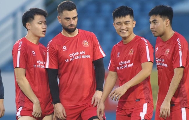 Các cầu thủ CA TPHCM tập luyện chuẩn bị cho trận đấu quan trọng tại vòng 22 V-League