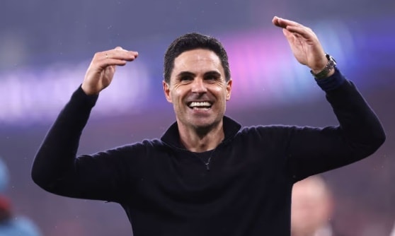 Các cầu thủ Arsenal ăn mừng chiến thắng.