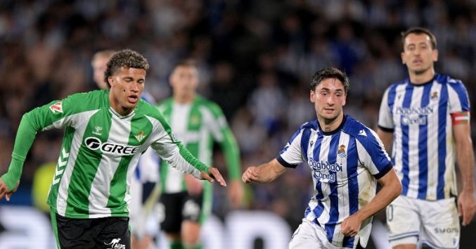 Các cầu thủ tranh chấp quyết liệt trong trận hòa kịch tính giữa Sociedad và Betis.