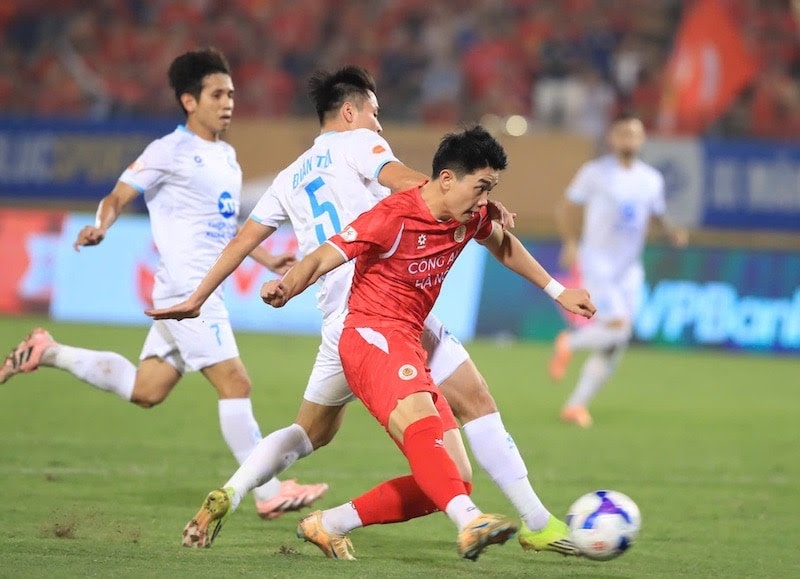 Các cầu thủ CAHN ăn mừng chiến thắng nghẹt thở trước Nam Định tại V-League.