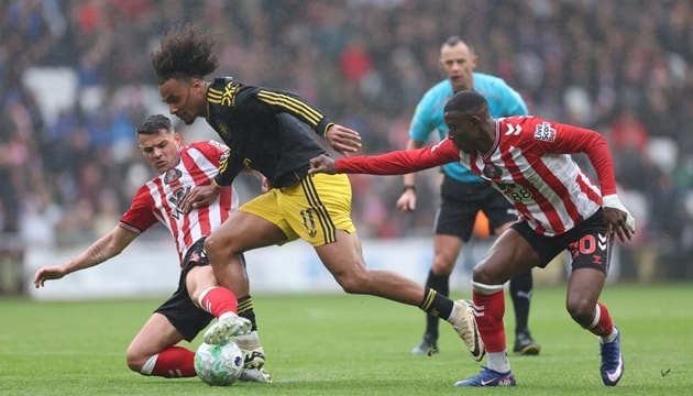 Tiền đạo Joshua Zirkzee gây thất vọng lớn trong trận hòa trước Sunderland.