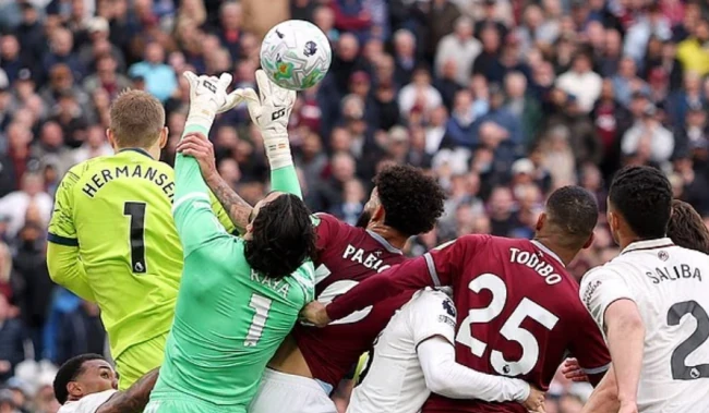 VAR xác nhận thủ thành Raya bị phạm lỗi trong tình huống tranh chấp với cầu thủ West Ham.