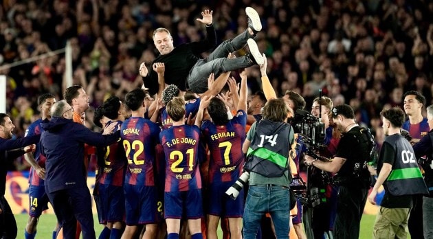 Các cầu thủ Barcelona ăn mừng chức vô địch cùng HLV Hansi Flick.