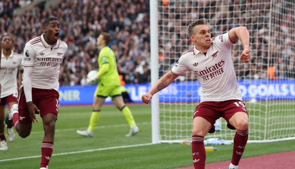 Leandro Trossard ăn mừng bàn thắng duy nhất giúp Arsenal đánh bại West Ham.