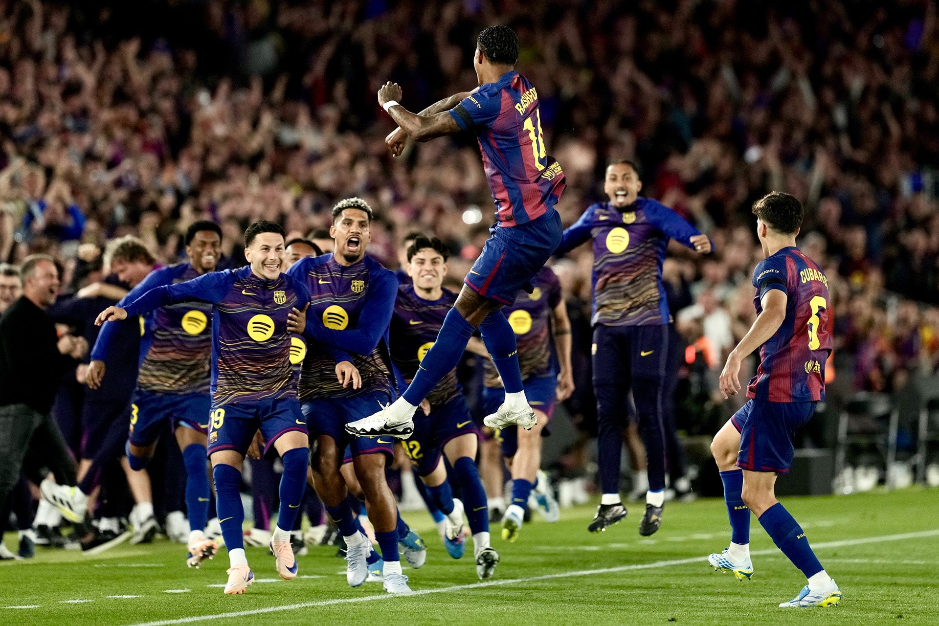 Marcus Rashford ăn mừng bàn thắng mở tỷ số sau cú sút phạt đẹp mắt.