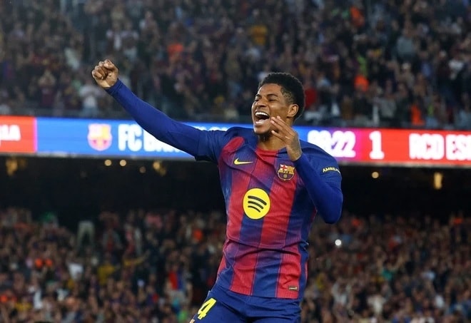 Marcus Rashford thực hiện cú sút phạt thành bàn tuyệt đẹp cho Barcelona
