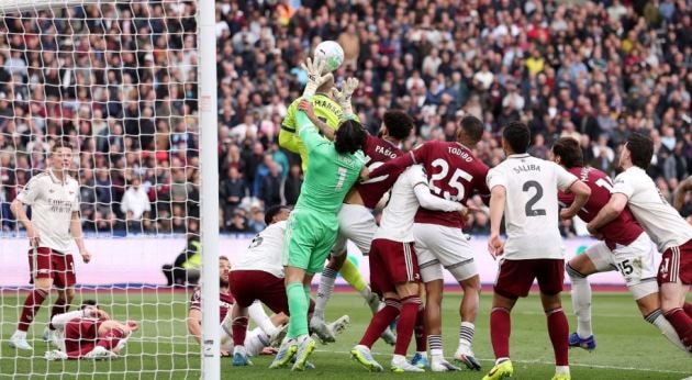 Tình huống trọng tài kiểm tra VAR và từ chối bàn thắng của West Ham trước Arsenal.