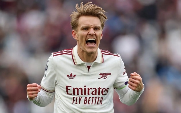 Odegaard tạo khác biệt sau khi vào sân giúp Arsenal lấy lại thế trận trước West Ham.