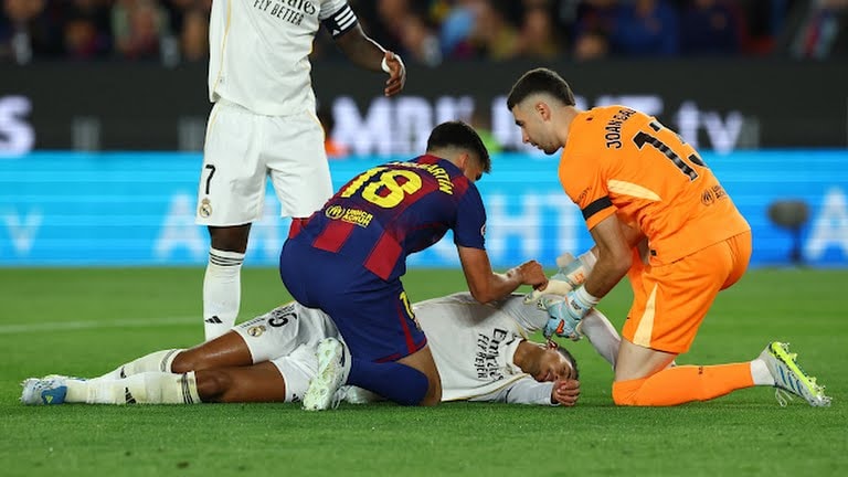 Thủ thành Joan Garcia thi đấu tập trung trong trận El Clasico
