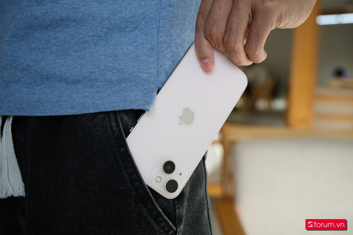 iPhone 13 sở hữu thiết kế cách mạng với mô-đun camera chéo ở mặt lưng.