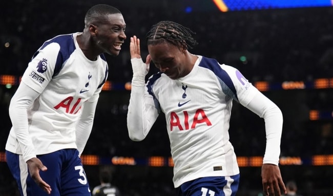 Mathys Tel thực hiện cú dứt điểm đẳng cấp mở tỷ số cho Tottenham.