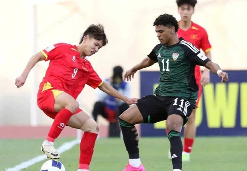 Các cầu thủ U17 Việt Nam nỗ lực trong buổi tập chuẩn bị cho trận đấu quyết định với U17 UAE.