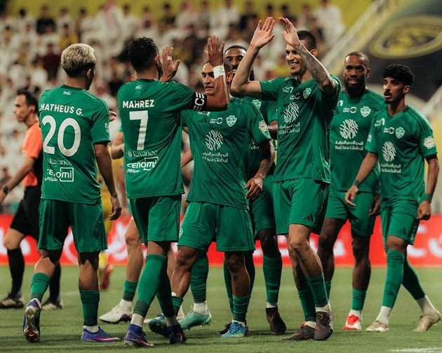 Các cầu thủ Al Ahli ăn mừng chiến thắng vất vả trước Al Taawoun