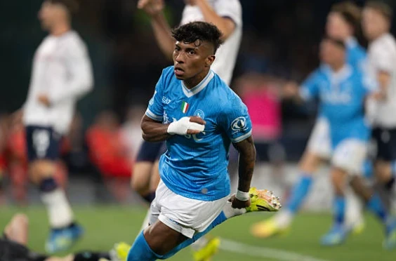 Alisson Santos ăn mừng bàn thắng gỡ hòa 2-2 cho Napoli.