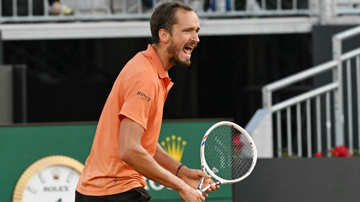 Medvedev lội ngược dòng đi tiếp tại Rome Open