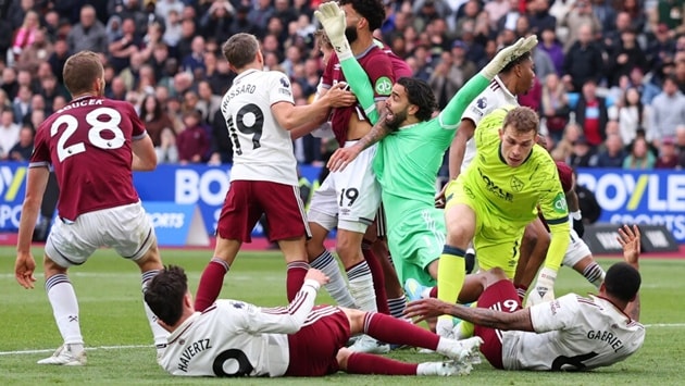 West Ham nuôi hy vọng trụ hạng sau cú sảy chân của Tottenham.