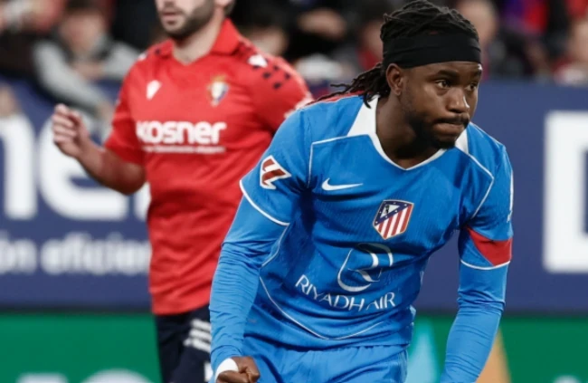Lookman ghi bàn trên chấm 11m giúp Atletico dẫn trước.