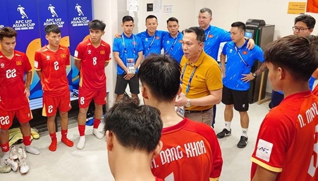 HLV Cristiano Roland chỉ đạo các học trò trong buổi tập.