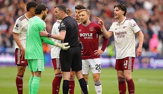 Arsenal vượt qua áp lực lớn trước West Ham để bảo toàn lợi thế trong cuộc đua vô địch.