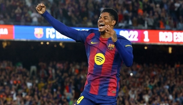 Cận cảnh Marcus Rashford trên sân tập của Barcelona