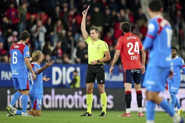 Marcos Llorente nhận thẻ đỏ rời sân ở phút 79.
