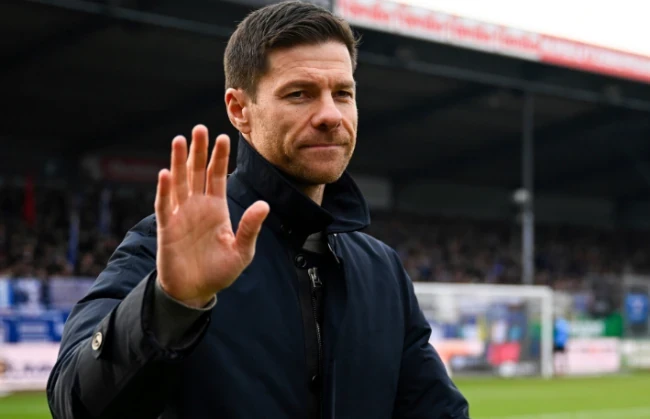 Xabi Alonso đang đứng trước lựa chọn quan trọng giữa Chelsea và Liverpool