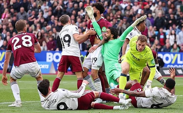 Tình huống VAR khước từ bàn thắng của West Ham tạo nên tranh cãi lớn nhưng mang tính quyết định.
