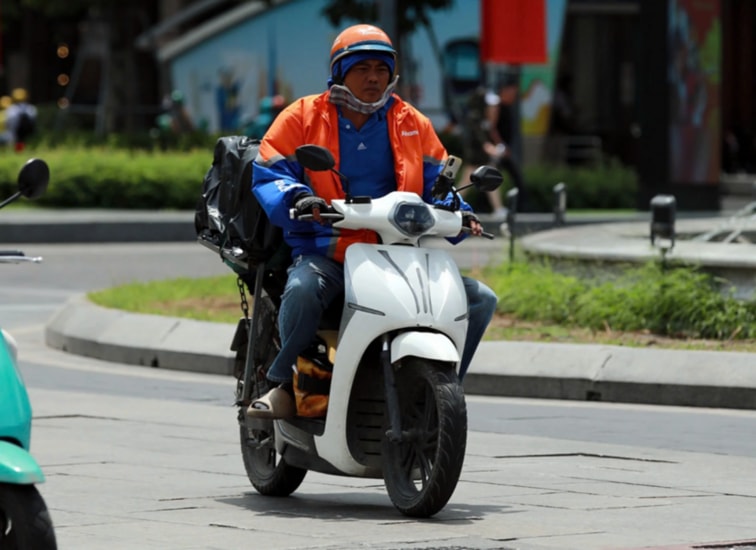 Tài xế công nghệ sử dụng xe máy điện vận hành với tần suất cao tại Việt Nam.