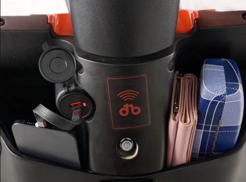 Hộc chứa đồ phía trước và cổng sạc trên xe Dat Bike