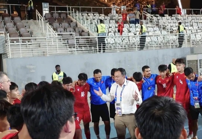 Chủ tịch VFF Trần Quốc Tuấn chia vui cùng các cầu thủ U17 Việt Nam sau chiến thắng lịch sử.