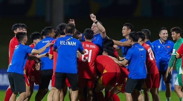 HLV Cristiano Roland và các cầu thủ U17 Việt Nam ăn mừng chiến thắng.