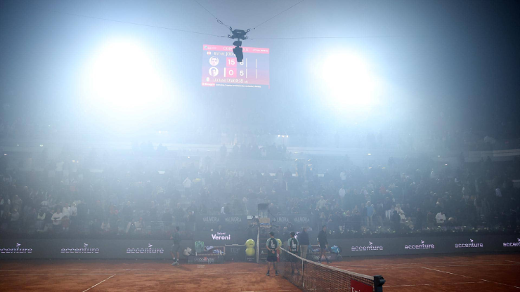 Khói pháo sáng mờ ảo bao trùm sân quần vợt Rome Open do màn ăn mừng bóng đá gần đó