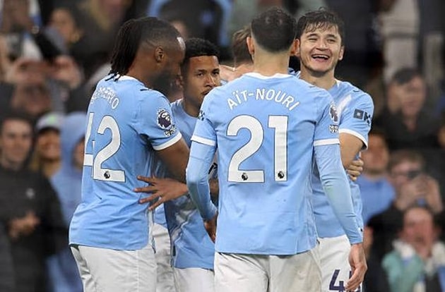 Manchester City áp sát Arsenal trên bảng xếp hạng Ngoại hạng Anh.