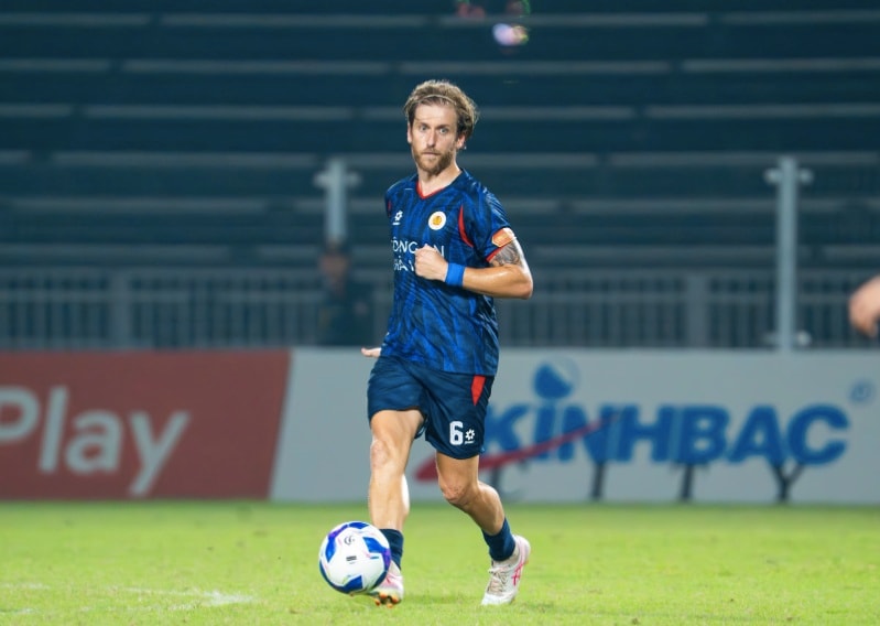 Tiền vệ Stefan Mauk thi đấu trong màu áo CLB Công an Hà Nội tại V.League