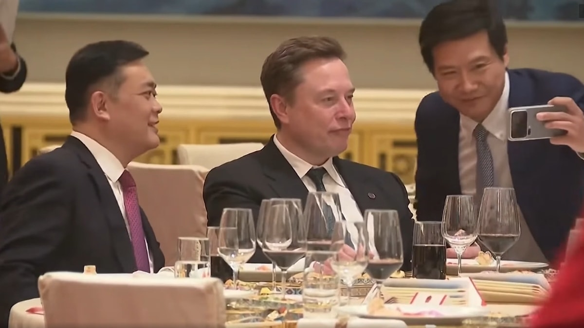 CEO Xiaomi Lei Jun selfie cùng Elon Musk tại Bắc Kinh