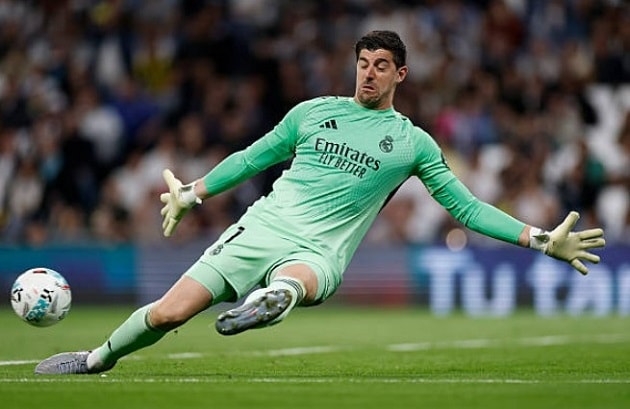 Thibaut Courtois bảo vệ mành lưới Real Madrid