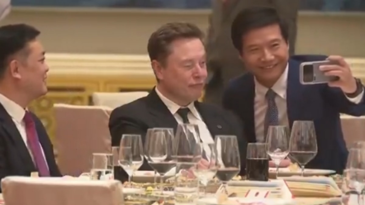Lei Jun hào hứng khi chụp ảnh cùng Elon Musk