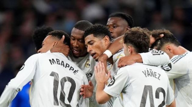 Các cầu thủ Real Madrid ăn mừng chiến thắng cùng nhau.
