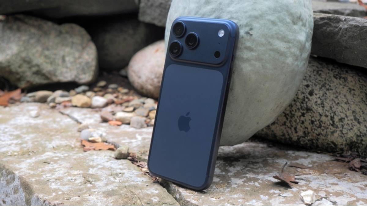 Cận cảnh iPhone 17 Pro Max màu xanh đậm (Deep Blue) của Elon Musk