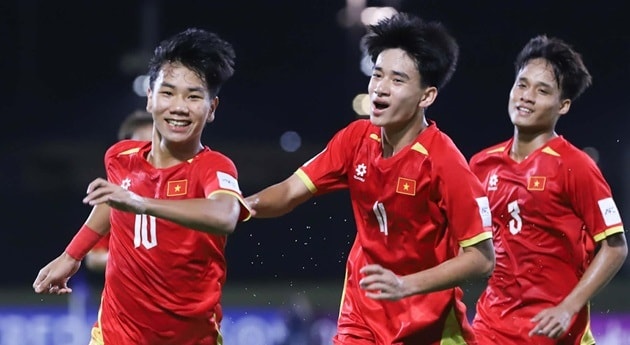 Các cầu thủ U17 Việt Nam tập luyện chuẩn bị cho trận đấu quan trọng với Australia.
