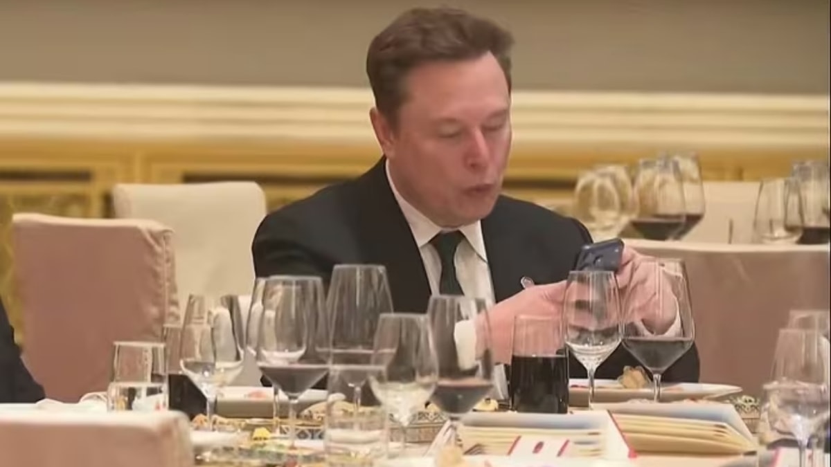 Elon Musk sử dụng iPhone tại yến tiệc ở Beijing