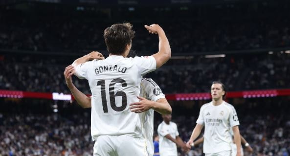 Gonzalo Garcia ăn mừng bàn thắng vào lưới Real Oviedo.