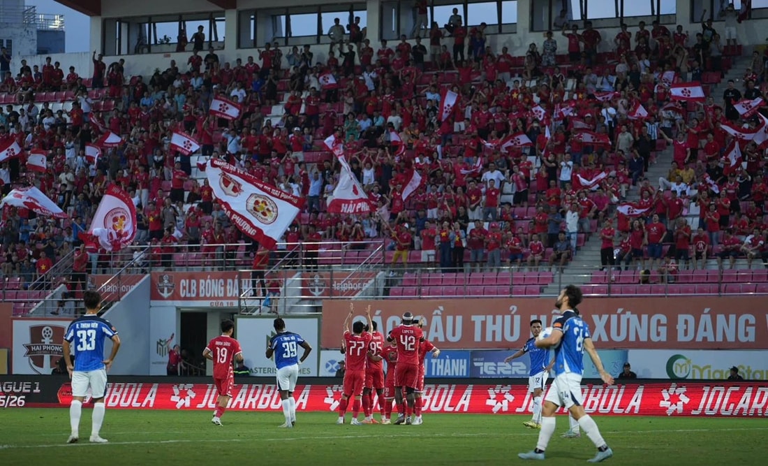 Các cầu thủ Hải Phòng ăn mừng chiến thắng thuyết phục trước Becamex TP.HCM tại V-League
