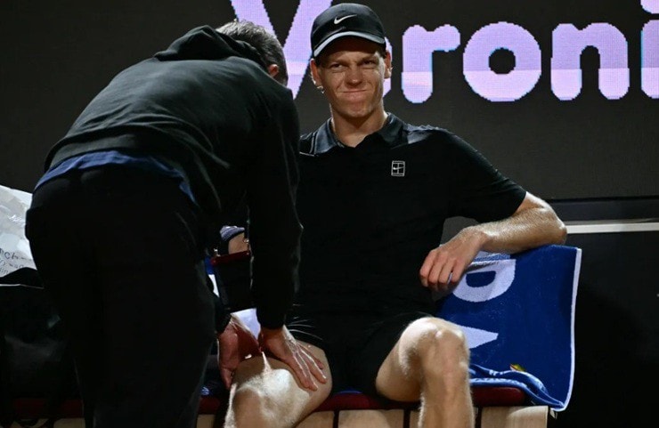 Jannik Sinner nhăn mặt đau đớn khi nhận chăm sóc y tế tại bán kết Rome Open