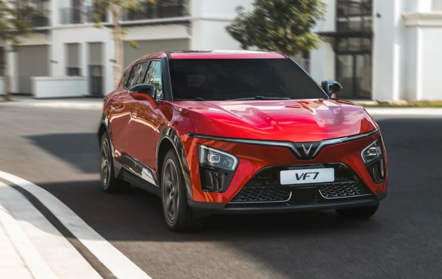 VinFast VF 7 di chuyển trên đường phố