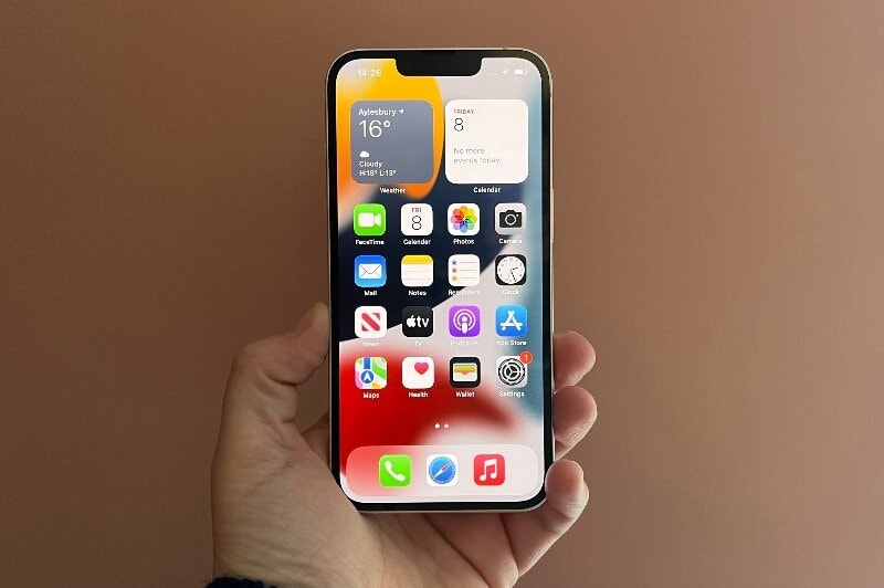 Điện thoại iPhone 13 thiết kế gọn nhẹ màu xanh dương