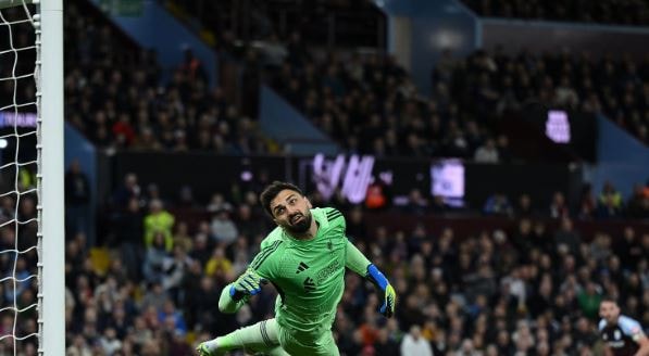 Thủ môn Giorgi Mamardashvili trong trận đấu với Aston Villa