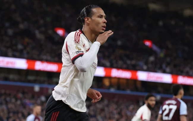 Van Dijk lập công cho Liverpool.