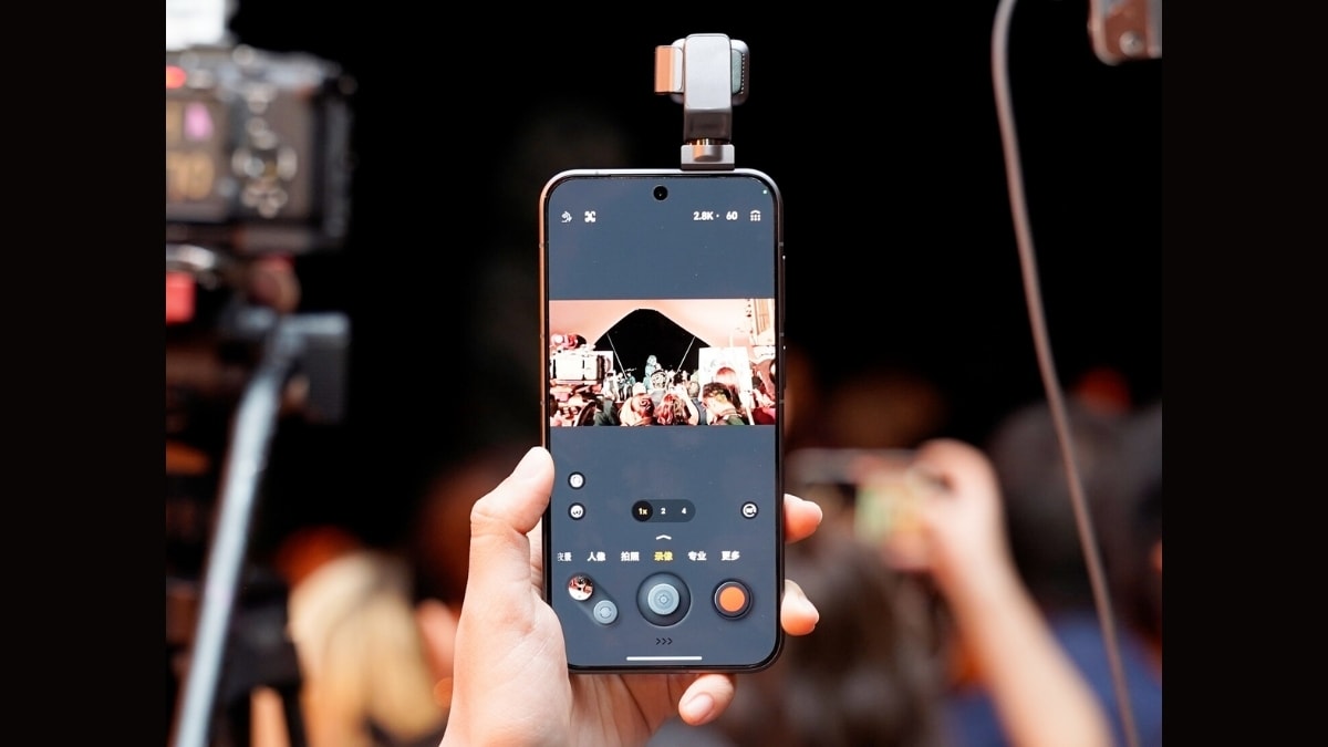 Cụm camera gimbal của HONOR Robot Phone có thể chuyển động tương tác